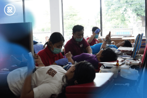 eserta sedang melakukan proses donor darah dengan pendampingan petugas PMI Bali di acara Semangat Pahlawan, Setetes Kehidupan.